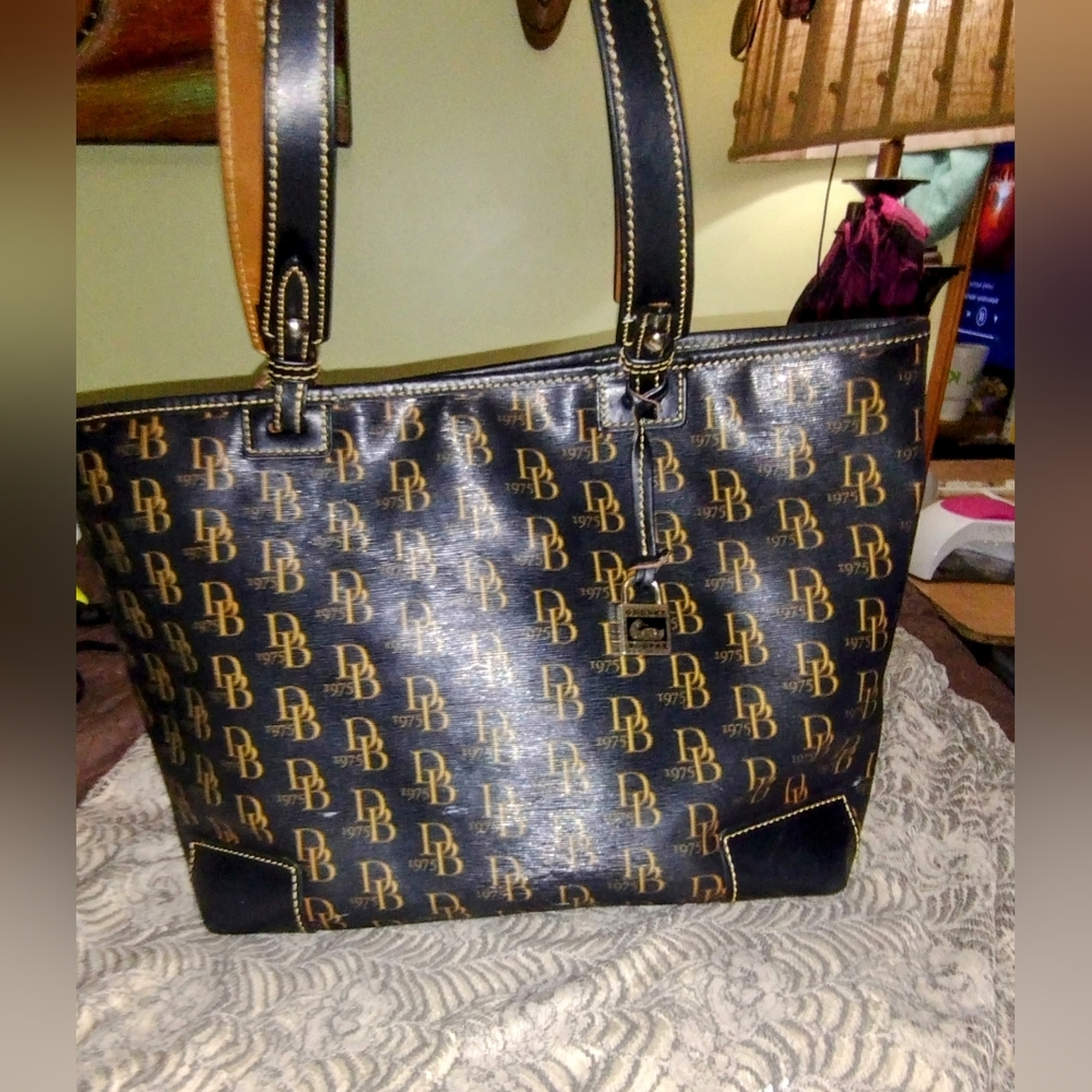 Dooney and Bourke shoulder leather  bag